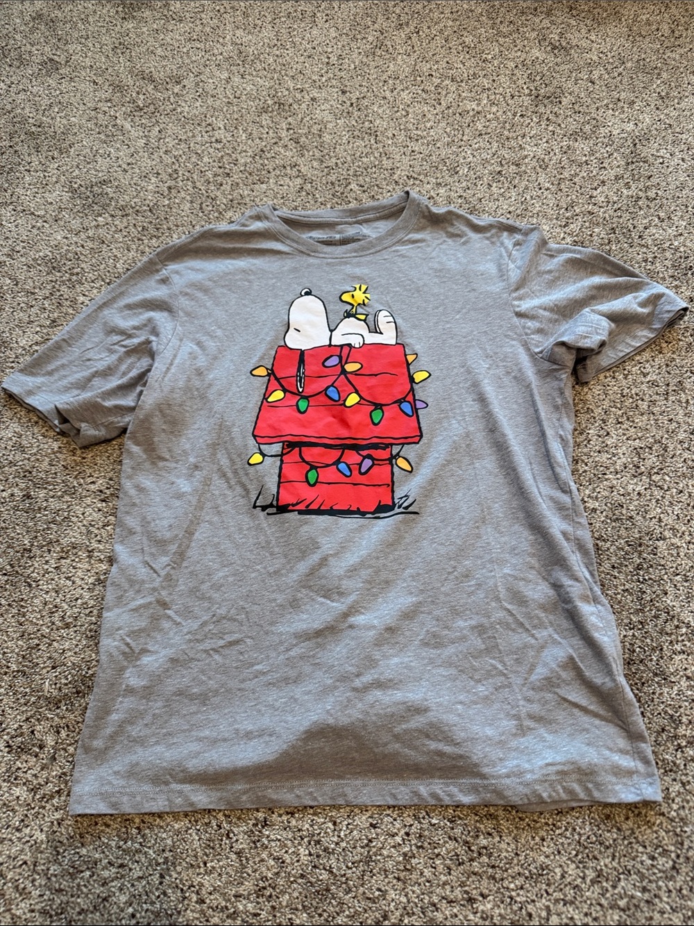 Peanuts Women’s Snoopy Christmas Logo in Light Gray Crewneck Tee size M